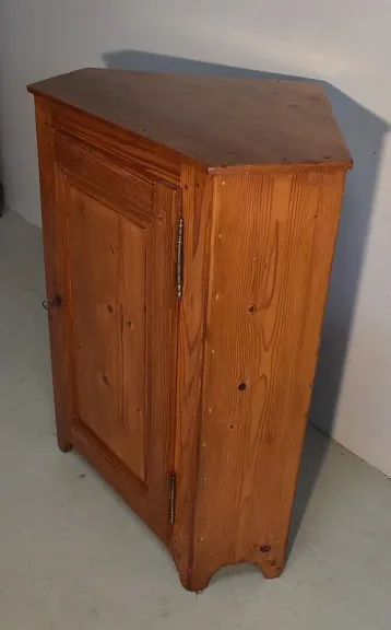 ARMADIO D'ANGOLO