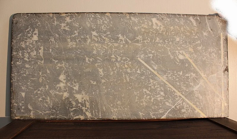Etroit secrétaire en Placage de Ronce d’Acajou – Restauration, 1ère partie du XIXe.