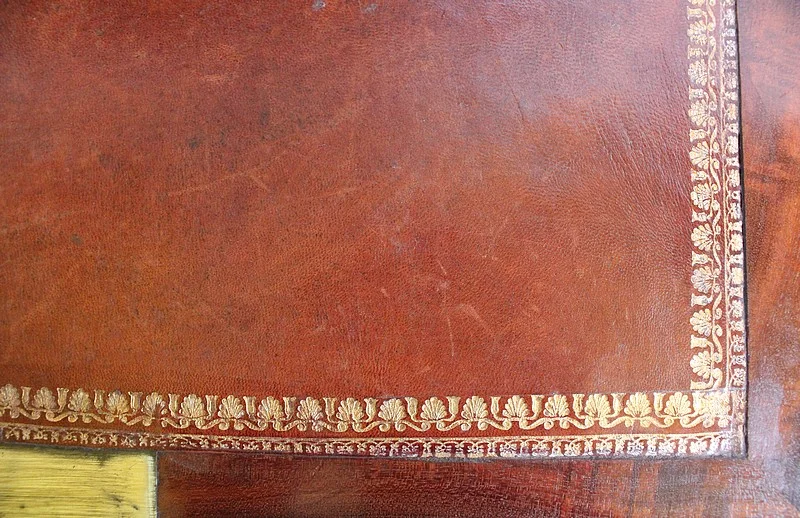 Etroit secrétaire en Placage de Ronce d’Acajou – Restauration, 1ère partie du XIXe.