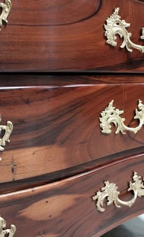 Commode Nantaise de Port en Bois d'Amarante massif, Epoque Louis XV - 1770
