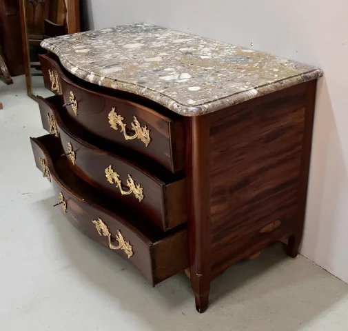 Commode Nantaise de Port en Bois d'Amarante massif, Epoque Louis XV - 1770