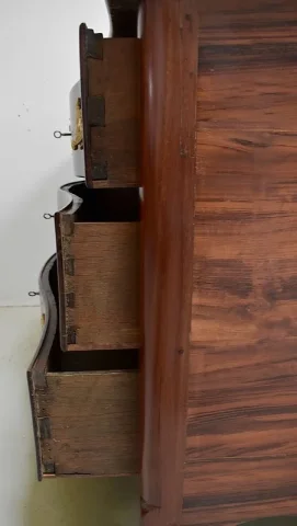 Commode Nantaise de Port en Bois d'Amarante massif, Epoque Louis XV - 1770