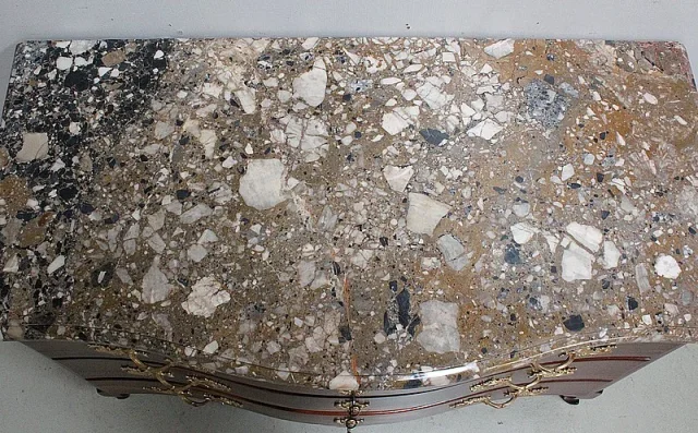 Commode Nantaise de Port en Bois d'Amarante massif, Epoque Louis XV - 1770