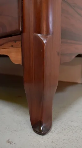 Commode Nantaise de Port en Bois d'Amarante massif, Epoque Louis XV - 1770