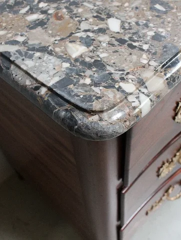 Commode Nantaise de Port en Bois d'Amarante massif, Epoque Louis XV - 1770