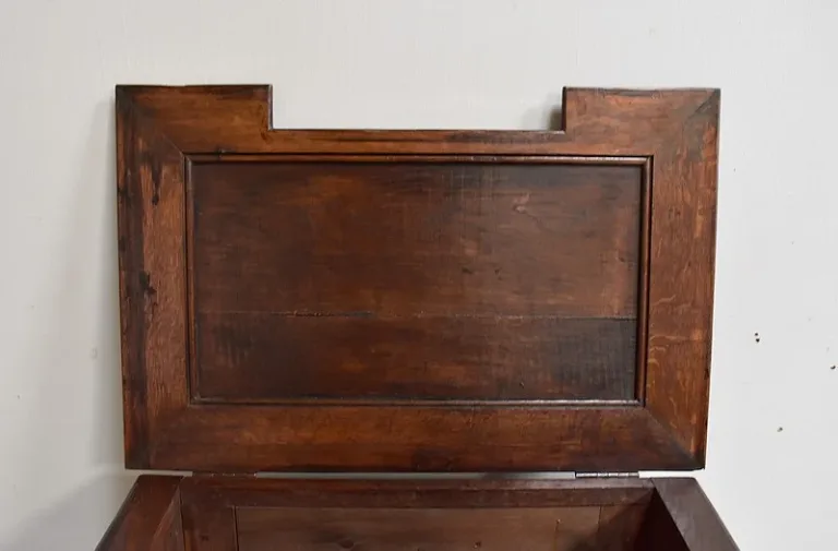 Petit Coffre à Linge de Palier en Chêne, goût Renaissance – Fin XIXe