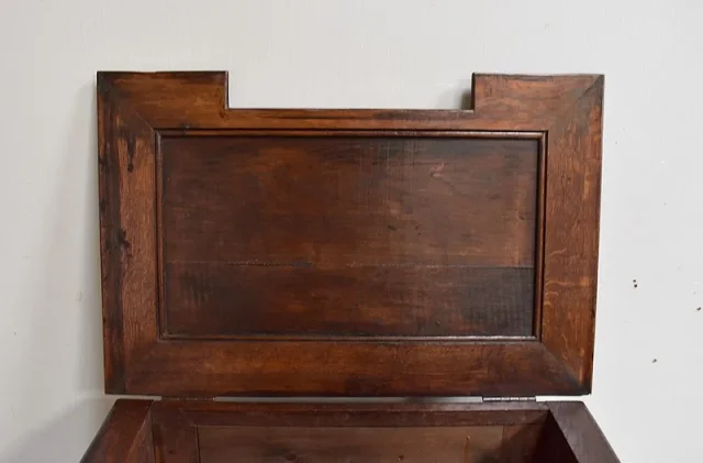 Petit Coffre à Linge de Palier en Chêne, goût Renaissance – Fin XIXe