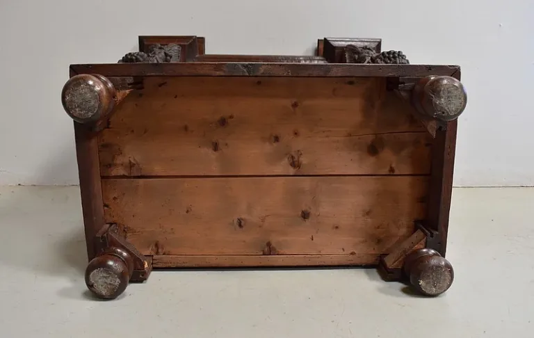 Petit Coffre à Linge de Palier en Chêne, goût Renaissance – Fin XIXe
