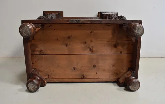 Petit Coffre à Linge de Palier en Chêne, goût Renaissance – Fin XIXe