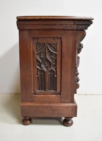 Petit Coffre à Linge de Palier en Chêne, goût Renaissance – Fin XIXe