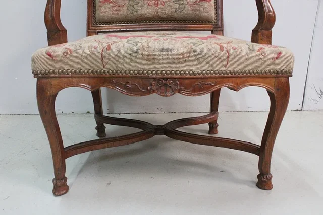 Fauteuil en Frêne et Points de Croix, époque Régence – Début XVIIIe