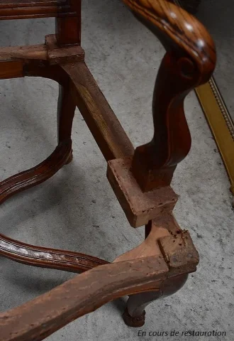 Fauteuil en Frêne et Points de Croix, époque Régence – Début XVIIIe