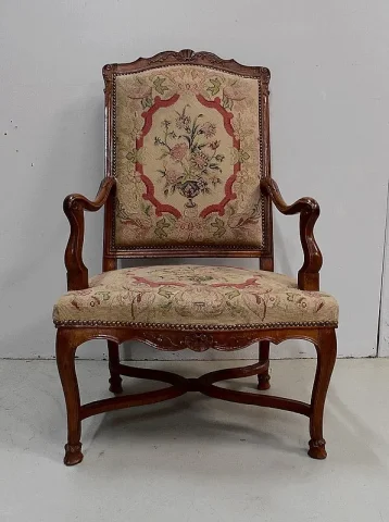 Fauteuil en Frêne et Points de Croix, époque Régence – Début XVIIIe