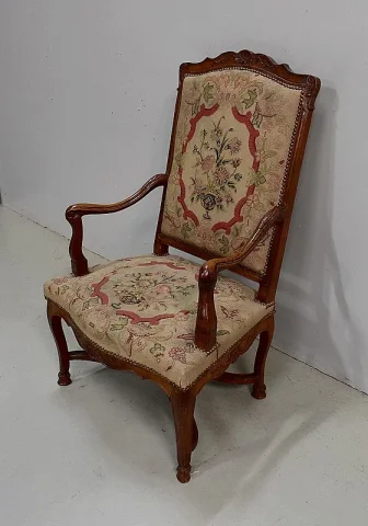 Fauteuil en Frêne et Points de Croix, époque Régence – Début XVIIIe