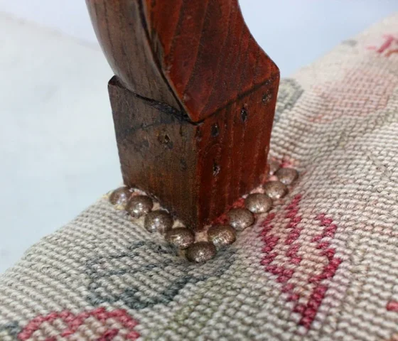 Fauteuil en Frêne et Points de Croix, époque Régence – Début XVIIIe
