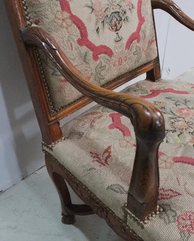 Fauteuil en Frêne et Points de Croix, époque Régence – Début XVIIIe