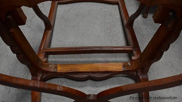 Fauteuil en Frêne et Points de Croix, époque Régence – Début XVIIIe