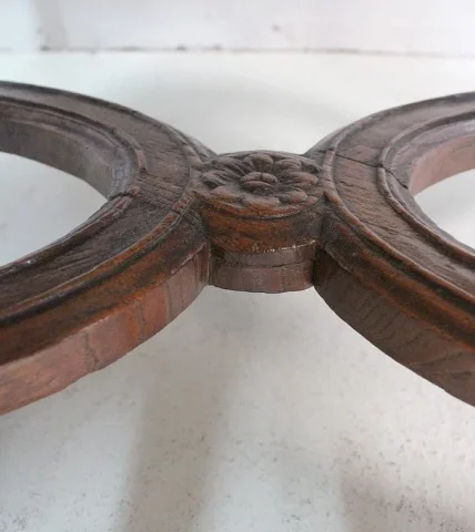 Fauteuil en Frêne et Points de Croix, époque Régence – Début XVIIIe