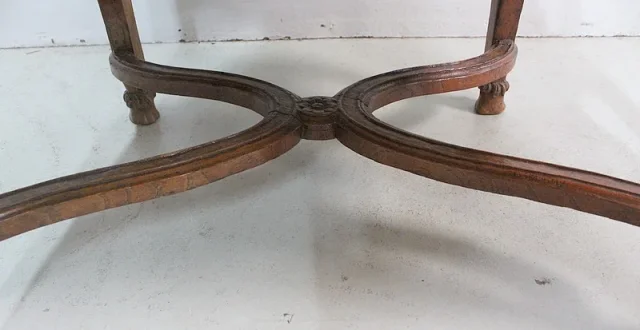 Fauteuil en Frêne et Points de Croix, époque Régence – Début XVIIIe