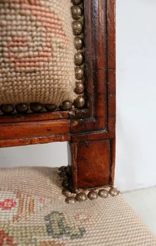 Fauteuil en Frêne et Points de Croix, époque Régence – Début XVIIIe