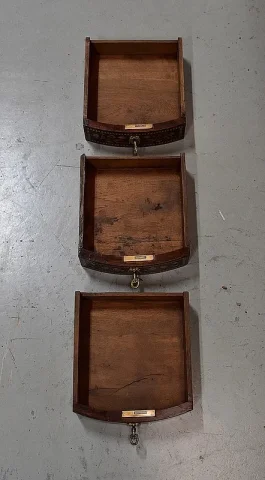 Petite Commode Chiffonnière Marquetée, en Palissandre, style Transition Louis XV / Louis XVI – Milieu XIXe