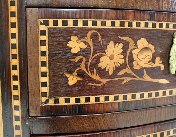 Petite Commode Chiffonnière Marquetée, en Palissandre, style Transition Louis XV / Louis XVI – Milieu XIXe