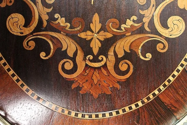 Petite Commode Chiffonnière Marquetée, en Palissandre, style Transition Louis XV / Louis XVI – Milieu XIXe