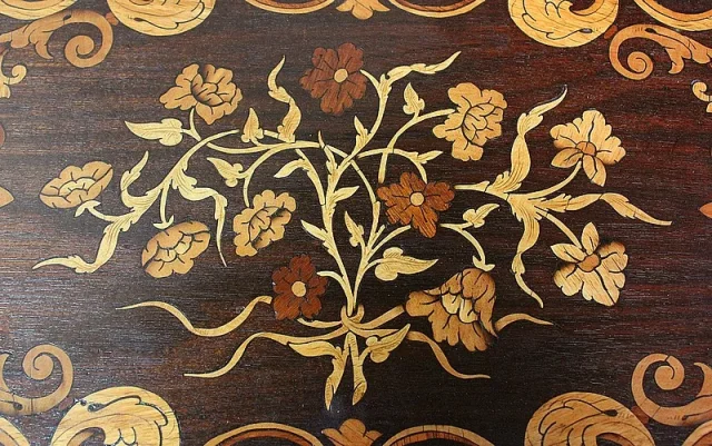 Petite Commode Chiffonnière Marquetée, en Palissandre, style Transition Louis XV / Louis XVI – Milieu XIXe