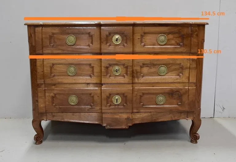 Commode Arbalète en Noyer Blond massif, époque Transition Louis XV / Louis XVI – XVIIIe