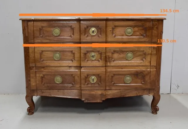 Commode Arbalète en Noyer Blond massif, époque Transition Louis XV / Louis XVI – XVIIIe