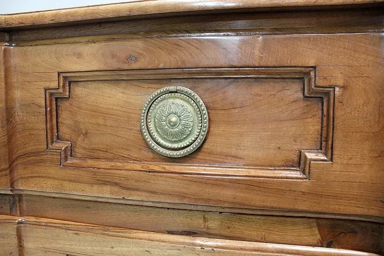 Commode Arbalète en Noyer Blond massif, époque Transition Louis XV / Louis XVI – XVIIIe