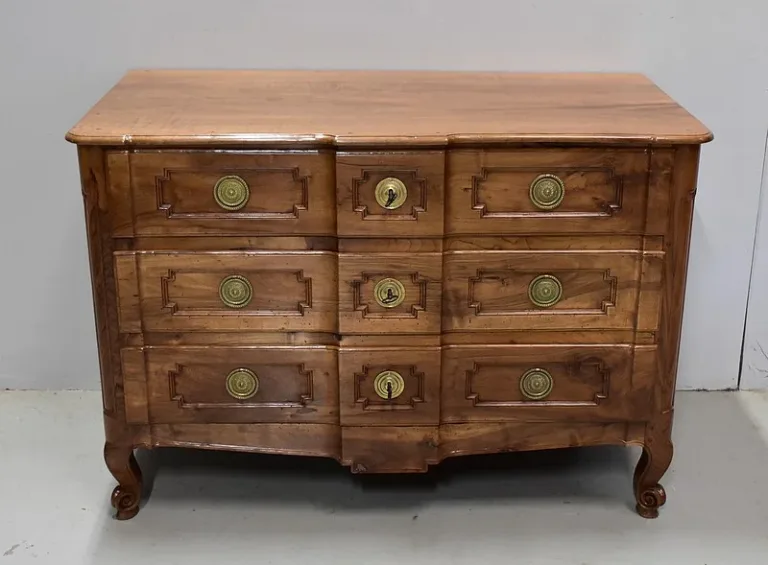 Commode Arbalète en Noyer Blond massif, époque Transition Louis XV / Louis XVI – XVIIIe