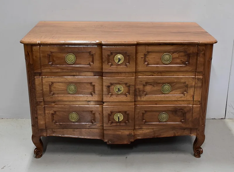Commode Arbalète en Noyer Blond massif, époque Transition Louis XV / Louis XVI – XVIIIe