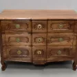 Commode Arbalète en Noyer Blond massif, époque Transition Louis XV / Louis XVI – XVIIIe