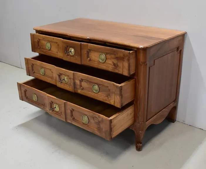 Commode Arbalète en Noyer Blond massif, époque Transition Louis XV / Louis XVI – XVIIIe