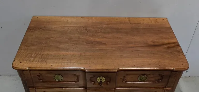 Commode Arbalète en Noyer Blond massif, époque Transition Louis XV / Louis XVI – XVIIIe