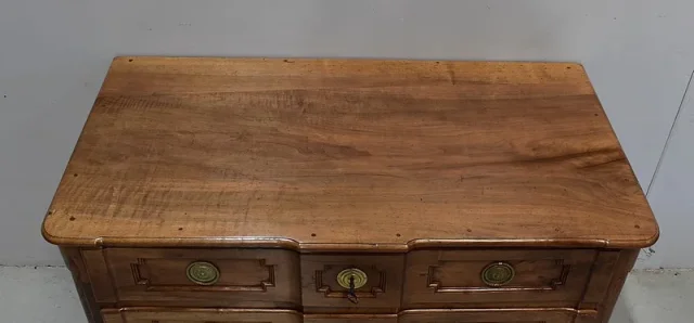 Commode Arbalète en Noyer Blond massif, époque Transition Louis XV / Louis XVI – XVIIIe