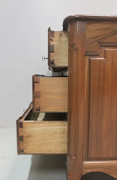 Commode Arbalète en Noyer Blond massif, époque Transition Louis XV / Louis XVI – XVIIIe