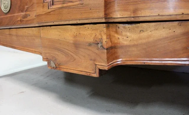 Commode Arbalète en Noyer Blond massif, époque Transition Louis XV / Louis XVI – XVIIIe
