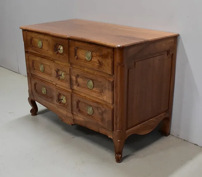 Commode Arbalète en Noyer Blond massif, époque Transition Louis XV / Louis XVI – XVIIIe