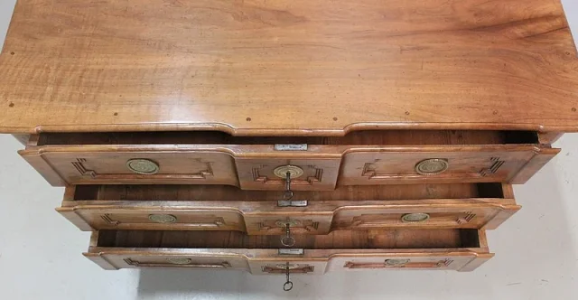 Commode Arbalète en Noyer Blond massif, époque Transition Louis XV / Louis XVI – XVIIIe