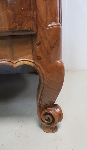 Commode Arbalète en Noyer Blond massif, époque Transition Louis XV / Louis XVI – XVIIIe