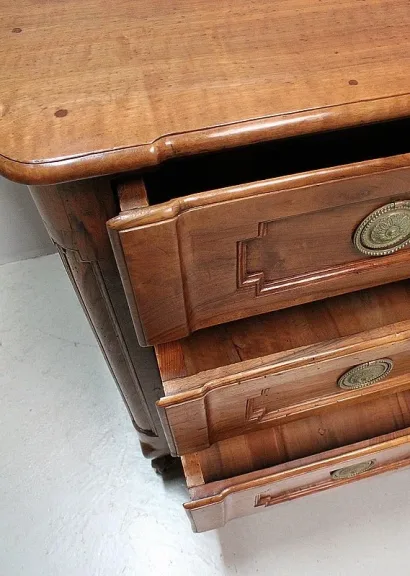 Commode Arbalète en Noyer Blond massif, époque Transition Louis XV / Louis XVI – XVIIIe
