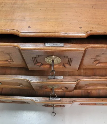 Commode Arbalète en Noyer Blond massif, époque Transition Louis XV / Louis XVI – XVIIIe