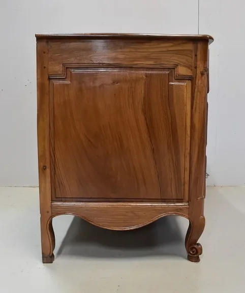 Commode Arbalète en Noyer Blond massif, époque Transition Louis XV / Louis XVI – XVIIIe
