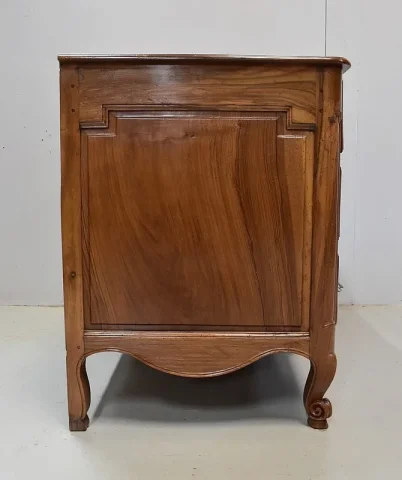 Commode Arbalète en Noyer Blond massif, époque Transition Louis XV / Louis XVI – XVIIIe