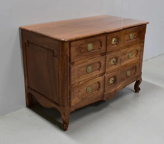Commode Arbalète en Noyer Blond massif, époque Transition Louis XV / Louis XVI – XVIIIe