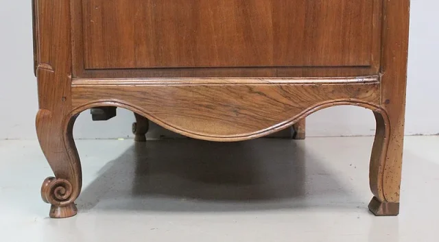 Commode Arbalète en Noyer Blond massif, époque Transition Louis XV / Louis XVI – XVIIIe