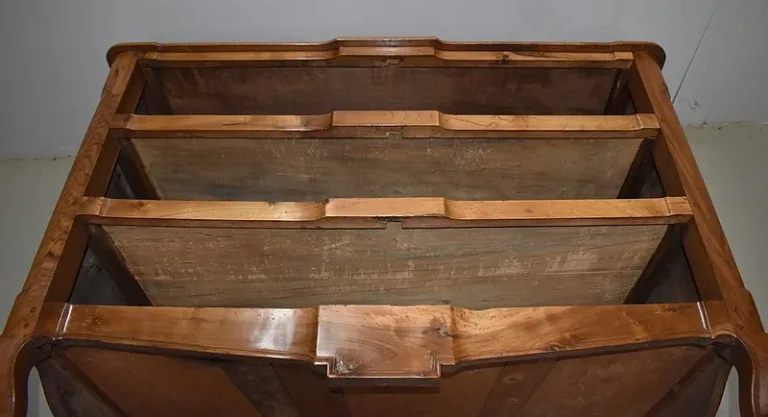 Commode Arbalète en Noyer Blond massif, époque Transition Louis XV / Louis XVI – XVIIIe