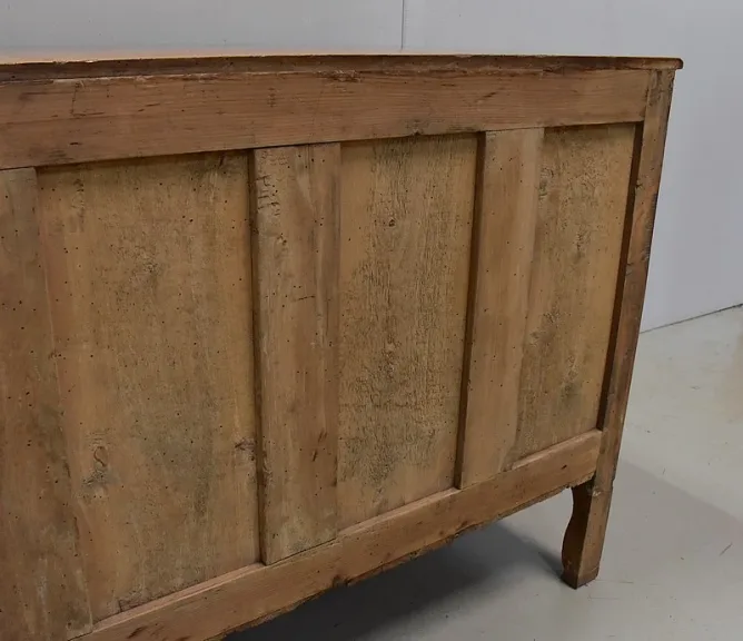 Commode Arbalète en Noyer Blond massif, époque Transition Louis XV / Louis XVI – XVIIIe